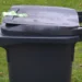Contenitore per la raccolta del secco residuo su un prato