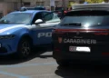 Un'auto della Polizia di Stato e un'Alfa Romeo Tonale dei Carabinieri affiancate in un parcheggio all'aperto
