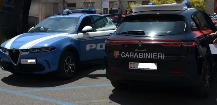 Un'auto della Polizia di Stato e un'Alfa Romeo Tonale dei Carabinieri affiancate in un parcheggio all'aperto