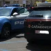 Un'auto della Polizia di Stato e un'Alfa Romeo Tonale dei Carabinieri affiancate in un parcheggio all'aperto