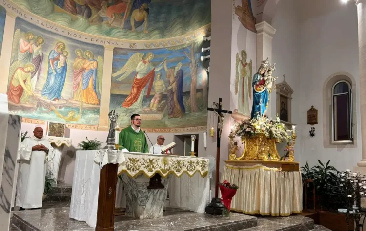 Reliquia del braccio di San Giovanni Battista durante la celebrazione nella chiesa di Marina di Ragusa