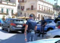 Agenti della Polizia di Stato durante un servizio di controllo del territorio in un centro storico.