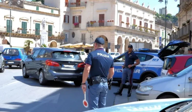 Agenti della Polizia di Stato durante un servizio di controllo del territorio in un centro storico.