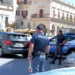 Agenti della Polizia di Stato durante un servizio di controllo del territorio in un centro storico.