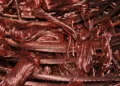 Massa di fili di rame intrecciati, lucenti, di colore rosso-arancio, ammassati in grande quantità