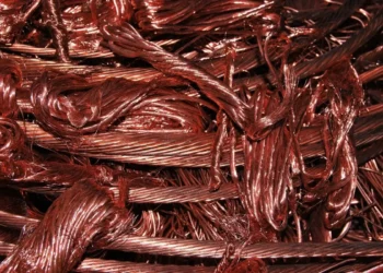 Massa di fili di rame intrecciati, lucenti, di colore rosso-arancio, ammassati in grande quantità