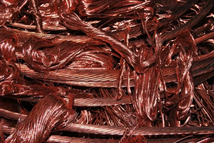 Massa di fili di rame intrecciati, lucenti, di colore rosso-arancio, ammassati in grande quantità