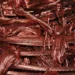 Massa di fili di rame intrecciati, lucenti, di colore rosso-arancio, ammassati in grande quantità
