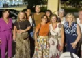 Gruppo di ex studenti e insegnanti in posa di sera davanti a un locale di Marina di Modica