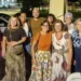 Gruppo di ex studenti e insegnanti in posa di sera davanti a un locale di Marina di Modica