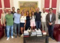 Roberta Campo con la famiglia e lo staff al Municipio di Ragusa, in occasione della visita al sindaco Cassì prima del trasferimento all'Arezzo