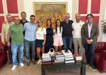Roberta Campo con la famiglia e lo staff al Municipio di Ragusa, in occasione della visita al sindaco Cassì prima del trasferimento all'Arezzo
