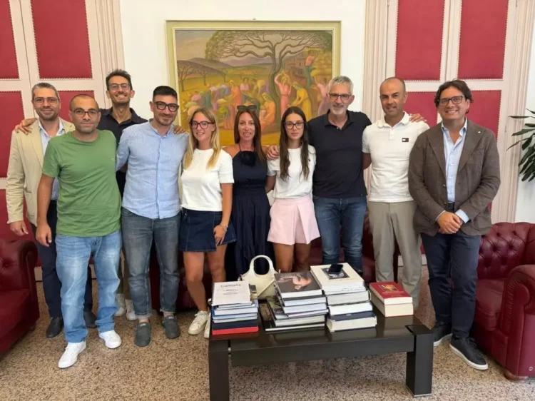 Roberta Campo con la famiglia e lo staff al Municipio di Ragusa, in occasione della visita al sindaco Cassì prima del trasferimento all'Arezzo