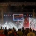 Folla davanti al palco illuminato della Sagra del Pesce di Pozzallo in piazza delle Rimembranze durante una serata di agosto 2026