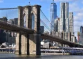 Il ponte di Brooklyn con lo skyline di Manhattan sullo sfondo, visto dall'East River