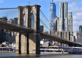 Il ponte di Brooklyn con lo skyline di Manhattan sullo sfondo, visto dall'East River