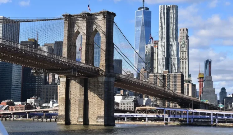 Il ponte di Brooklyn con lo skyline di Manhattan sullo sfondo, visto dall'East River