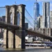 Il ponte di Brooklyn con lo skyline di Manhattan sullo sfondo, visto dall'East River