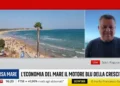 Il sindaco di Scicli in collegamento Live su Sky Tg24 dalla spiaggia di Sampieri, sullo sfondo il mare e il litorale affollato