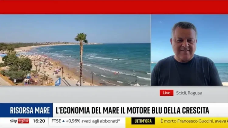 Il sindaco di Scicli in collegamento Live su Sky Tg24 dalla spiaggia di Sampieri, sullo sfondo il mare e il litorale affollato