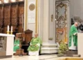 Sacerdoti concelebranti durante una messa in Cattedrale a Ragusa nei giorni della novena di San Giovanni Battista