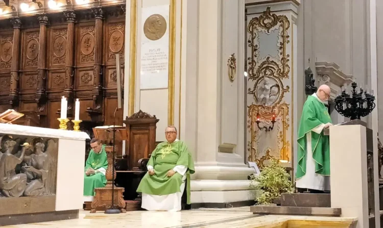 Sacerdoti concelebranti durante una messa in Cattedrale a Ragusa nei giorni della novena di San Giovanni Battista