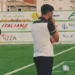 Un allenatore osserva il campo durante il test Santa Croce Soccer-Niscemi, giocatori in maglia verde-gialla sullo sfondo