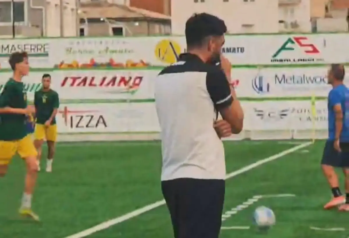Un allenatore osserva il campo durante il test Santa Croce Soccer-Niscemi, giocatori in maglia verde-gialla sullo sfondo