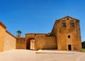 Eremo delle Milizie a Scicli, con cortile, arco in pietra e antichi edifici in muratura