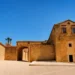 Eremo delle Milizie a Scicli, con cortile, arco in pietra e antichi edifici in muratura