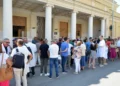 Medici in camice bianco riuniti davanti alla sede dell'Asp di Ragusa durante il sit-in del 31 luglio 2026