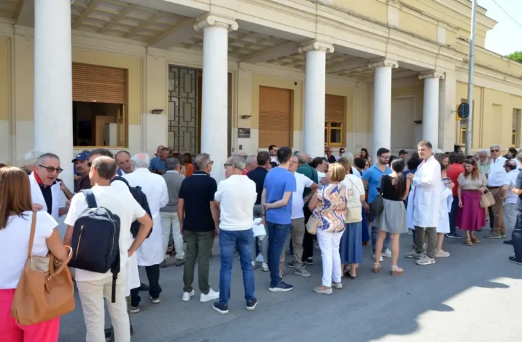 Medici in camice bianco riuniti davanti alla sede dell'Asp di Ragusa durante il sit-in del 31 luglio 2026