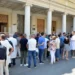 Medici in camice bianco riuniti davanti alla sede dell'Asp di Ragusa durante il sit-in del 31 luglio 2026