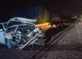 Auto e trattore incidentati di notte sul ciglio della Sp 20, veicoli distrutti e detriti sparsi sull'asfalto