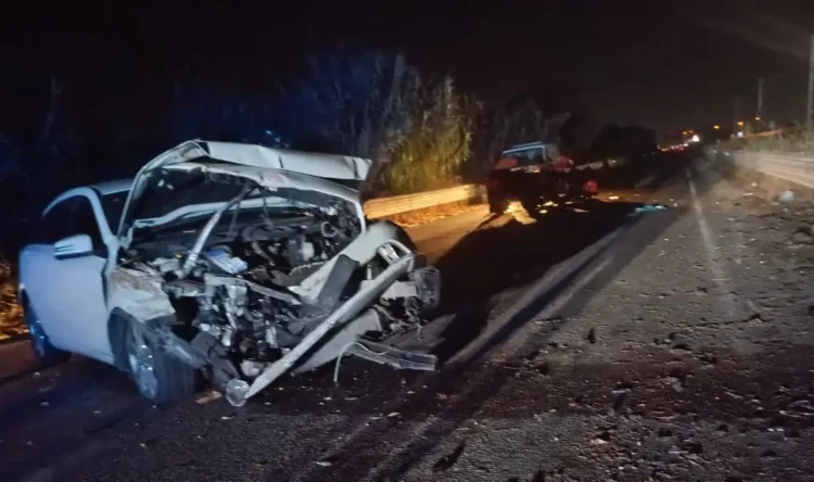 Auto e trattore incidentati di notte sul ciglio della Sp 20, veicoli distrutti e detriti sparsi sull'asfalto