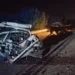 Auto e trattore incidentati di notte sul ciglio della Sp 20, veicoli distrutti e detriti sparsi sull'asfalto