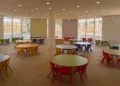 Sala mensa con tavoli e sedie colorate nella nuova scuola dell'infanzia di Santa Croce Camerina
