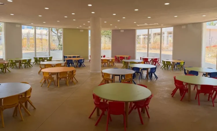 Sala mensa con tavoli e sedie colorate nella nuova scuola dell'infanzia di Santa Croce Camerina