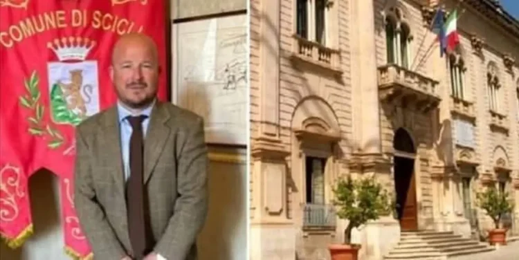 Marco Lopes, consigliere di minoranza del Comune di Scicli, ritratto davanti alla bandiera municipale. A destra, il palazzo comunale di Scicli