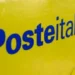 Cartello giallo con logo Poste Italiane scritto in blu, primo piano su segnaletica o pannello identificativo di un ufficio postale