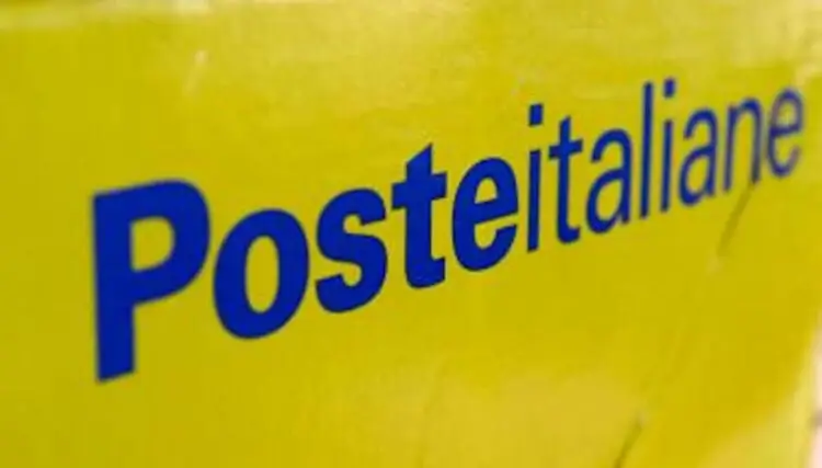 Cartello giallo con logo Poste Italiane scritto in blu, primo piano su segnaletica o pannello identificativo di un ufficio postale