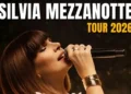 Cantante con microfono in primo piano durante un’esibizione, con la scritta “Silvia Mezzanotte Tour 2026”.