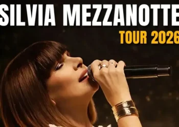 Cantante con microfono in primo piano durante un’esibizione, con la scritta “Silvia Mezzanotte Tour 2026”.