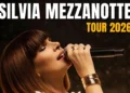 Silvia Mezzanotte canta al microfono durante un concerto, con la grafica del Tour 2026 in sovrimpressione