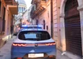 Auto della Polizia di Stato con lampeggianti accesi in un vicolo del centro storico di Ragusa