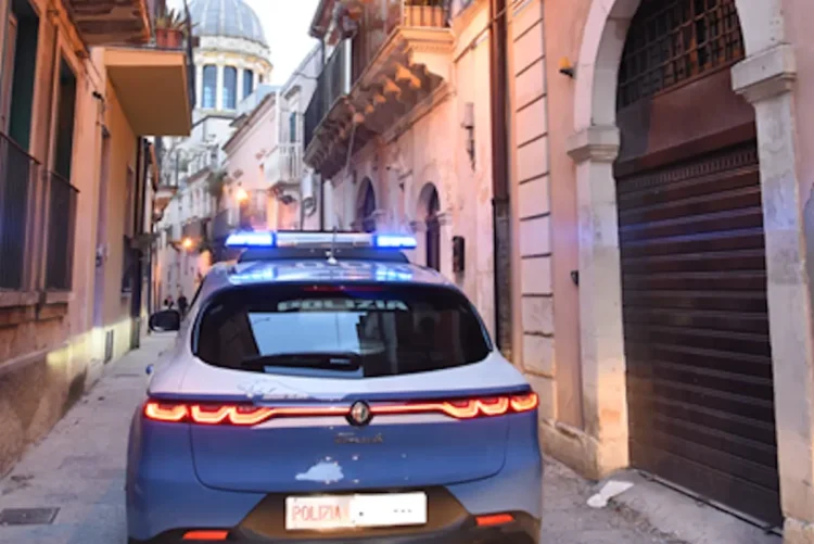 Auto della Polizia di Stato con lampeggianti accesi in un vicolo del centro storico di Ragusa