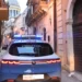 Auto della Polizia di Stato con lampeggianti accesi in un vicolo del centro storico di Ragusa