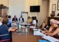 Riunione nella Sala Giunta del Comune di Ragusa, funzionari e associazioni al tavolo di confronto