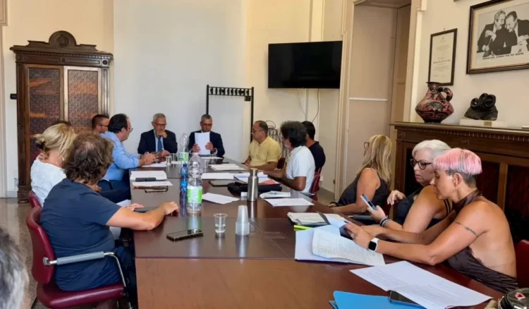 Riunione nella Sala Giunta del Comune di Ragusa, funzionari e associazioni al tavolo di confronto