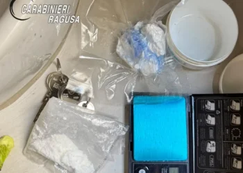 Cocaina in bustine, bilancino di precisione e materiale da confezionamento sequestrati dai Carabinieri di Ragusa